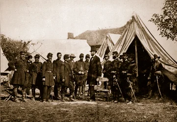 Presidente Lincoln visitando o acampamento em Antietam, 4 de outubro de 1892 (foto sépia)